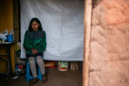 Yadida es sobrina de Belardino Quispe, tiene 11 años, y es la encargada de cuidarlo mientras la compañera de Quispe está en Juliaca buscando medicinas.