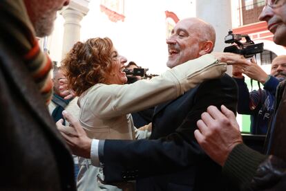 La nueva secretaria general del PSOE-A, María Jesús Montero, saluda al precandidato Luis Ángel Hierro, al inicio de la rueda de prensa en la sede de la formación en Sevilla.