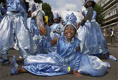 Un grupo de niños desfilando en el carnaval de Notting Hill.