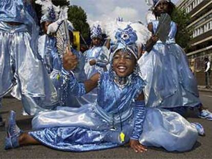 Un grupo de niños desfilando en el carnaval de Notting Hill.