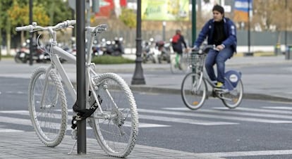 Bicicleta colocada junto a la estaci&oacute;n de Joaqu&iacute;n Sorolla de Valencia en recuerdo de la ciclista muerta por atropello.