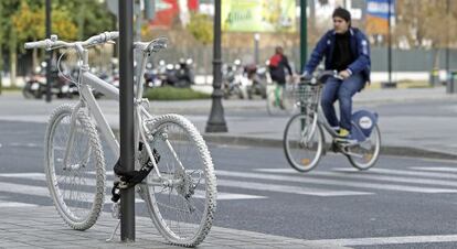 Una imagen de archivo de una bicicleta blanca colocada en una calle de Valencia, en recuerdo de una ciclista fallecida tras ser atropellada.