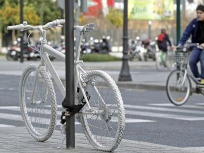 Bicicleta colocada junto a la estación de Joaquín Sorolla de Valencia en recuerdo de la ciclista muerta por atropello.