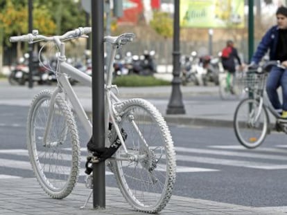 Una imagen de archivo de una bicicleta blanca colocada en una calle de Valencia, en recuerdo de una ciclista fallecida tras ser atropellada.