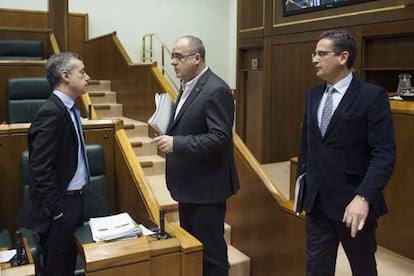 Urkullu, a la izquierda, habla con Egibar en presencia de Basagoiti, en el Parlamento.