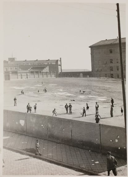 This is the original and complete image from which the photo clipping that heads this story was obtained, showing the Yeserías prison and the Miguel de Unamuno school in Madrid.