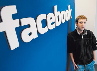 <b>El cofundador y consejero delegado de Facebook Mark Zuckerberg, 26 años, fotografiado en la sede
de la compañía en Palo Alto (California), el 5 de febrero de 2007. </b>