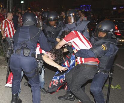 Las calles de Cervantes y de Jesús fueron las más conflictivas, donde algunos aficionados se resguardaron detrás de barricadas