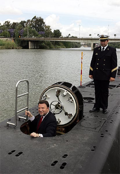 Alfredo Sánchez Monteseirín visitó ayer un submarino en Sevilla.