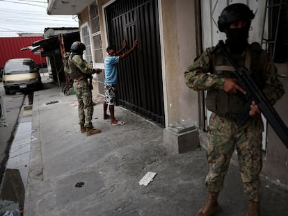 Militares ecuatorianos durante una ronda de vigilancia en Guayaquil, el pasado 15 de enero.