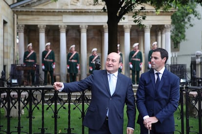 The Lehendakari, Imanol Pradales (on the right), accompanied by the president of the PNV, Andoni Ortuzar, before the Gernika oak that symbolizes the rights and freedoms of the Basque people, this Saturday at the Gernika Assembly House where he is sworn in.