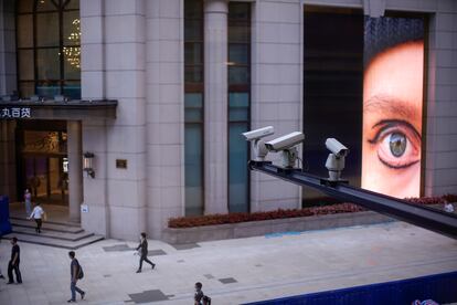 Una cámara de vigilancia en una calle de Shanghái, en junio de 2020.