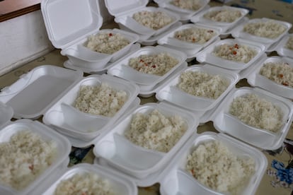 El almuerzo del día para los vecinos del barrio de Bajos de Mena en Puente Alto, en la capital, Santiago de Chile. Se sirven cerca de 350 almuerzos diarios para las familias de la zona.