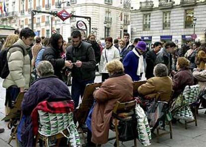 Muchas personas apuran las últimas horas para conseguir lotería.