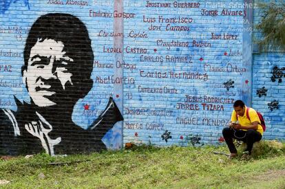 Un mural de Raúl Isidro Burgos y los nombres de los 43 estudiantes de Ayotzinapa.