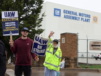 Piquetes del sindicato United Auto Workers (UAW), la semana pasada en una fábrica de General Motors en Arlington (Texas).