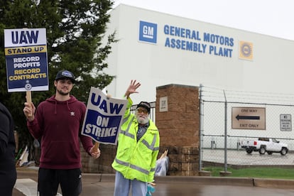 Piquetes del sindicato United Auto Workers (UAW), la semana pasada en una fábrica de General Motors en Arlington (Texas).