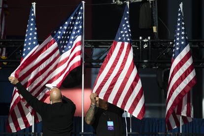 Preparacions per al míting de la candidata demòcrata, Hillary Clinton, al Centre Jacob Javits, a Nova York.