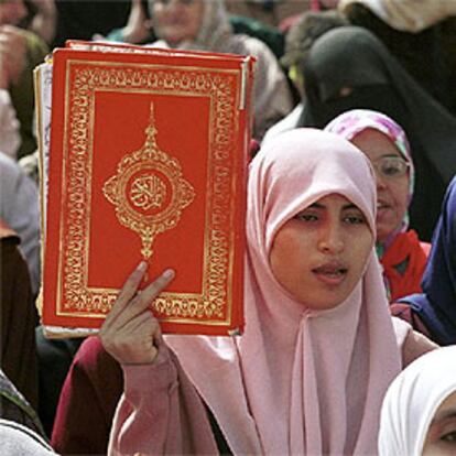 Una joven muestra un ejemplar del Corán en una manifestación celebrada en Casablanca el pasado mes de marzo.