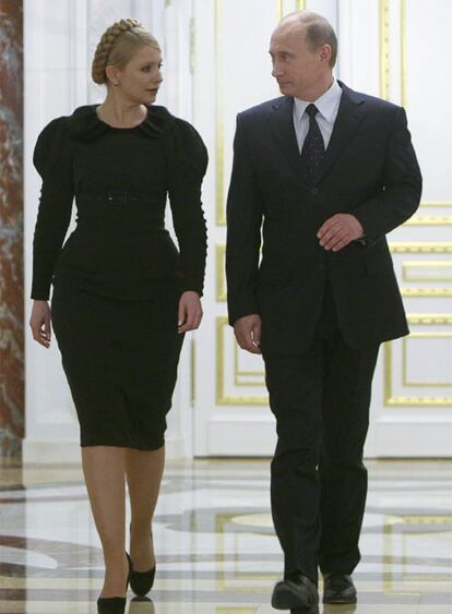 Yulia Timoshenko y Vladímir Putin, tras sellar el pacto del gas.