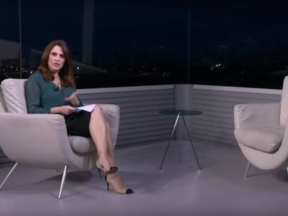 A jornalista Ana Luiza Guimarães, sozinha na bancada do RJTV após a ausência de Marcelo Crivella.