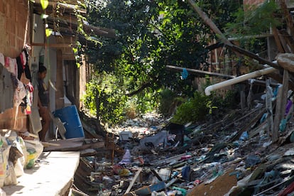 Área no Complexo do Alemão, com lixo e esgoto a céu aberto.