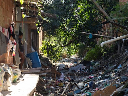 Área no Complexo do Alemão, com lixo e esgoto a céu aberto.