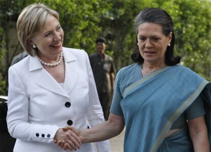 La presidenta del Partido del Congreso, Sonia Gandhi (derecha), recibe en su residencia de Nueva Delhi a Hillary Clinton.