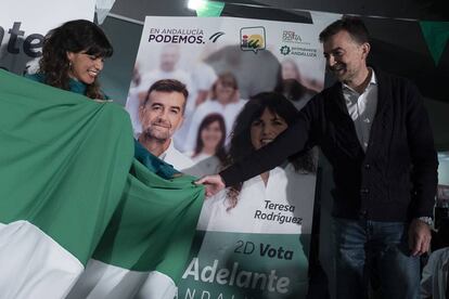 Los candidatos de Adelante Andalucía a la presidencia y vicepresidencia de la Junta de Andalucía, Teresa Rodríguez y Antonio Maíllo, durante el acto de inicio de campaña de las elecciones andaluzas celebrado en Sevilla, el 15 de noviembre de 2018.