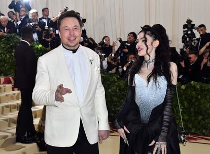 Elon Musk yu su pareja Grimes, en la alfombra del Met.