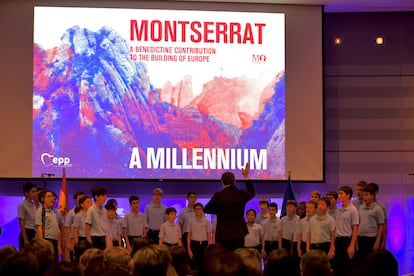 La Escolania de Montserrat canta durante la presentación de la exposición en motivo del milenario de la Abadía, inaugurada en el Parlamento europeo.