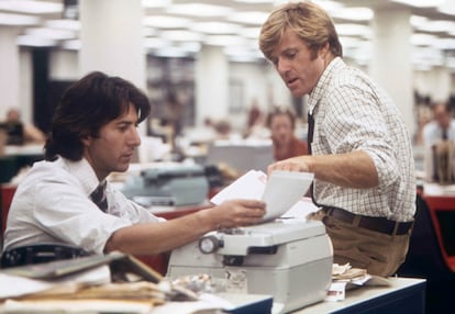 Robert Redford y Dustin Hoffman, en otra escena de 'Todos los hombres del presidente' (1976).  