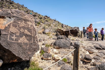 Visitantes en el el Monumento Nacional Petroglifo, en el Estado de Nuevo México (EE UU).