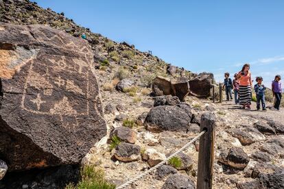 Visitantes en el el Monumento Nacional Petroglifo, en el Estado de Nuevo México (EE UU).