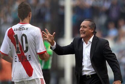 Juan José López, técnico de River, da instrucciones durante un partido de este curso.