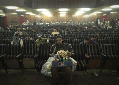 Cinéfilos ven una película en pastún en el Cine Pamir en Kabúl, el 4 de mayo 2012. Fotografía finalista en la categoira de 'Arte y Cultura. (© Danish Siddiqui, India,Sony World Photography Awards / Reuters)