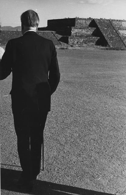 El escritor Jorge Luis Borges visita las pirámides de Teotihuacan, en el año 1973.