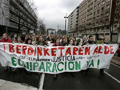 Un momento de la manifestación de ayer de funcionarios de Justicia en Vitoria.