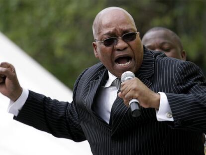 Jacob Zuma, presidente del gobernante Congreso Nacional Africano, canta y baila después de ser exonerado en un juicio el 7 de abril.