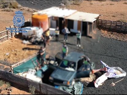 Imagen facilitada por la Policía Nacional de uno de los registros realizados en Lanzarote en la Operación Hydra.