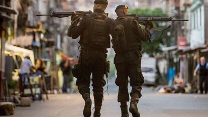 Em imagem de 2019, policiais do BOPE (Batalhão de Operações Policiais Especiais da Polícia Militar) patrulham ruas de uma das comunidades do Rio de Janeiro.