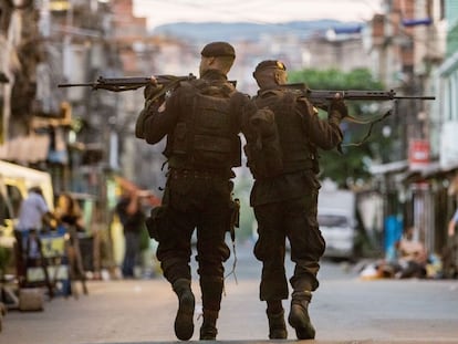 Em imagem de 2019, policiais do BOPE (Batalhão de Operações Policiais Especiais da Polícia Militar) patrulham ruas de uma das comunidades do Rio de Janeiro.