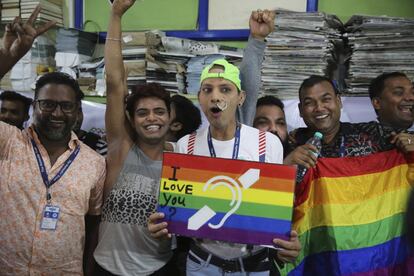 Simpatizantes y miembros de la comunidad LGTB celebran la despenalización de la homosexualidad en Bombay (India).