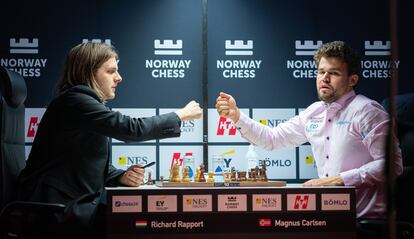 Rapport y Carlsen se saludan, hoy en Stavanger, tras acordar tablas en la partida lenta