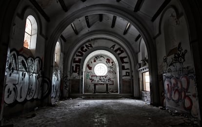 Detalle del interior del hospital de La Marina en Los Molinos (Madrid), actualmente en estado de abandono. 