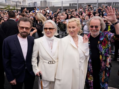 Los miembros del grupo ABBA saludan a sus fans en el estreno del espectáculo 'ABBA Voyag'e, en Londres, la semana pasada.