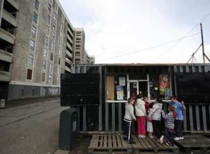 Un grupo de niños compra golosinas en Ballymun, un barrio pobre de la periferia norte de Dublín.