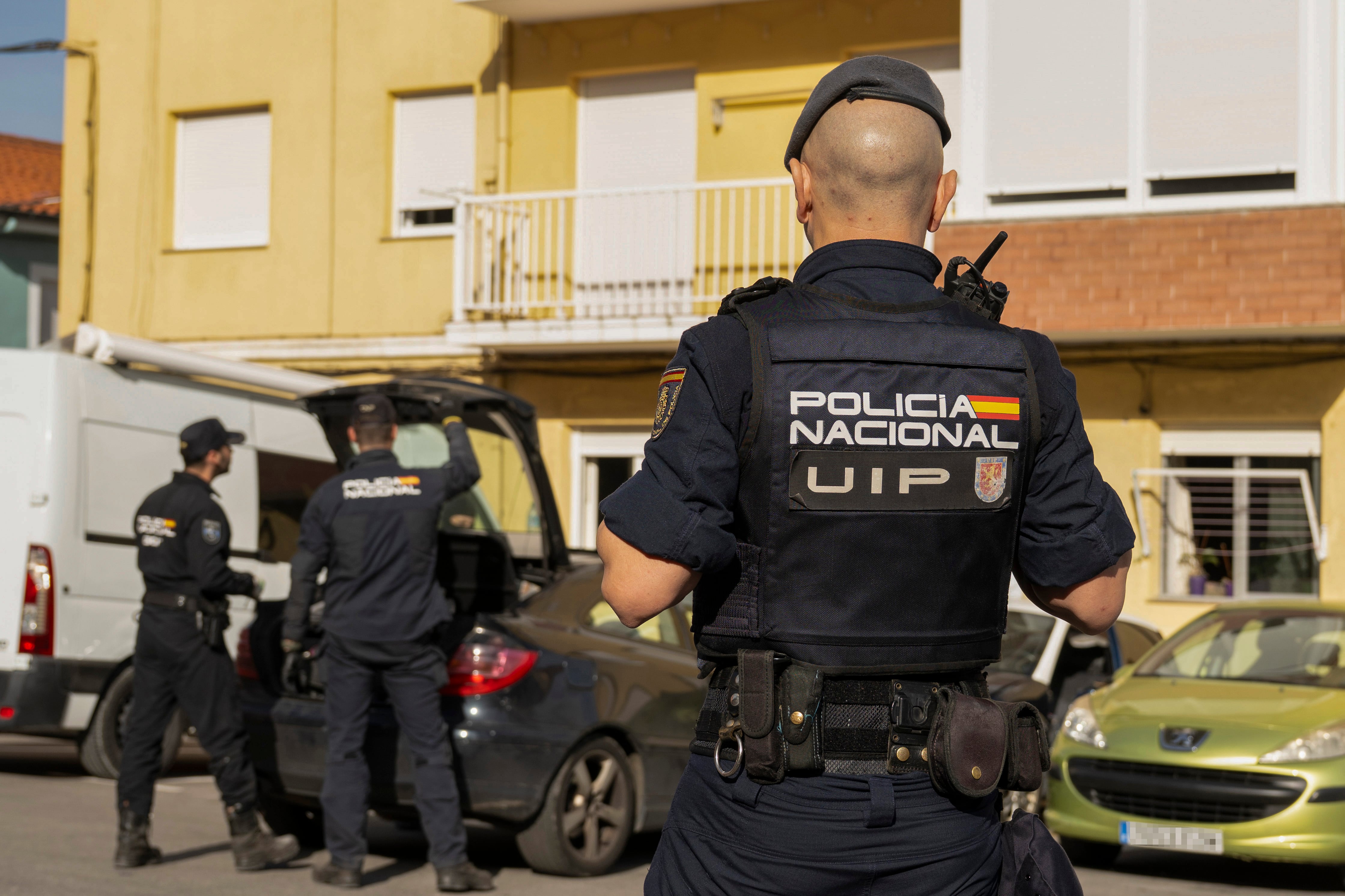 La Policía despliega 400 agentes en una operación de tráfico de drogas y armas en Torrelavega