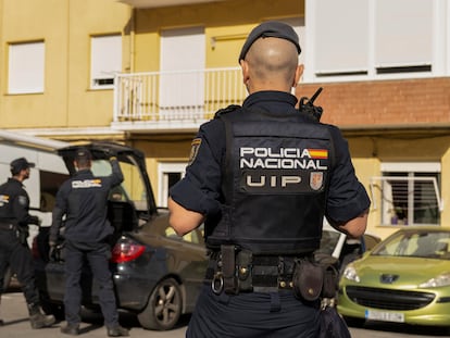 La Policía despliega 400 agentes en una operación de tráfico de drogas y armas en Torrelavega