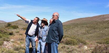 Antonio Baquero Olmos, con un grupo de cabañuelistas, recopila datos para elaborar las cabañuelas.